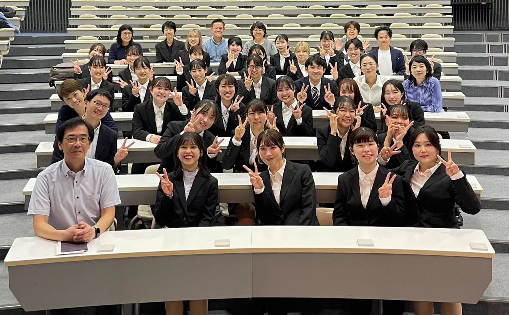 Roger Ideishi in Tokyo students smiling with peace sign